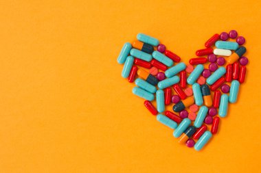 Kalp şeklinde düzenlenmiş hapları