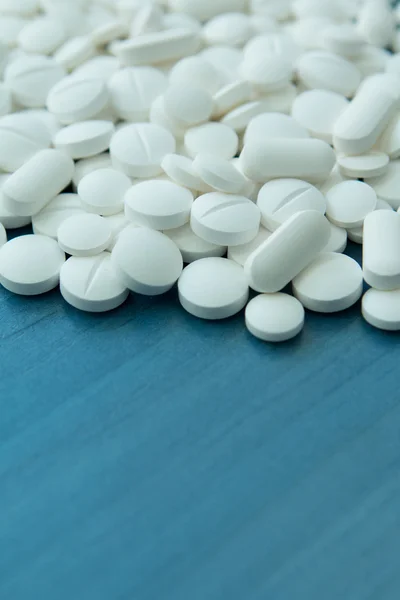 Разлитые белые таблетки — стоковое фото