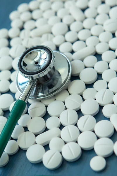 Orvosi sztetoszkóp és tabletták — Stock Fotó