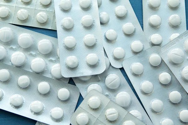 Упаковки білих таблеток — стокове фото