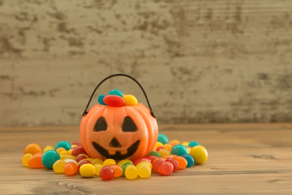 Cesto di Halloween pieno di caramelle — Foto Stock