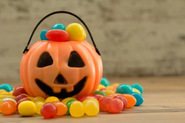 Cesta de Halloween llena de caramelos — Foto de Stock