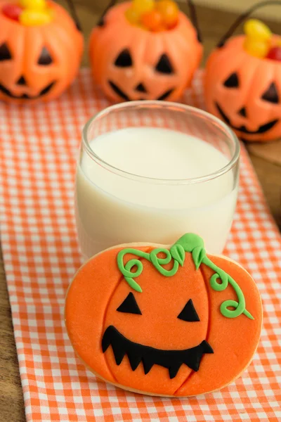 Halloween cookie and milk glass — Stock Photo, Image