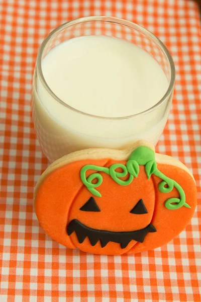 Galleta de Halloween y vaso de leche —  Fotos de Stock