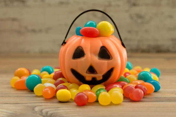 Halloween kosár tele cukorka — Stock Fotó