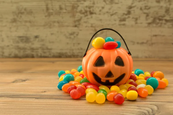 Cesto di Halloween pieno di caramelle — Foto Stock