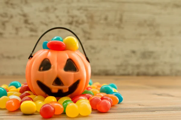 Cesta de calabaza de Halloween llena de caramelos — Foto de Stock