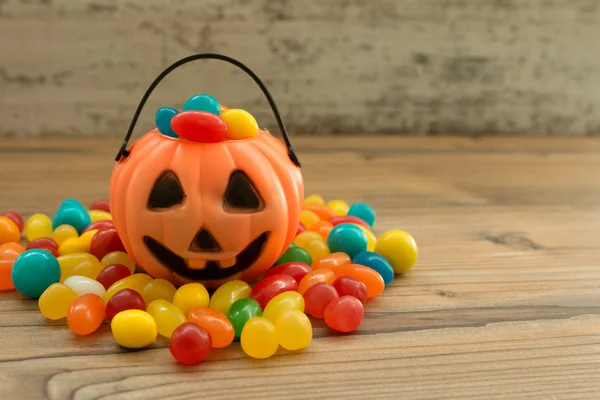 Cesta de calabaza de Halloween llena de caramelos — Foto de Stock