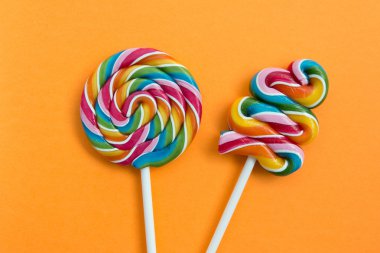 Çok renkli iki lolipop 