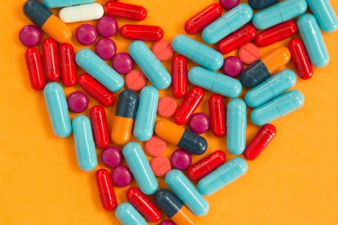 Kalp şeklinde düzenlenmiş hapları