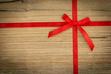 kırmızı kurdeleli. 