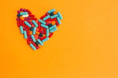 Kalp şeklinde düzenlenmiş hapları