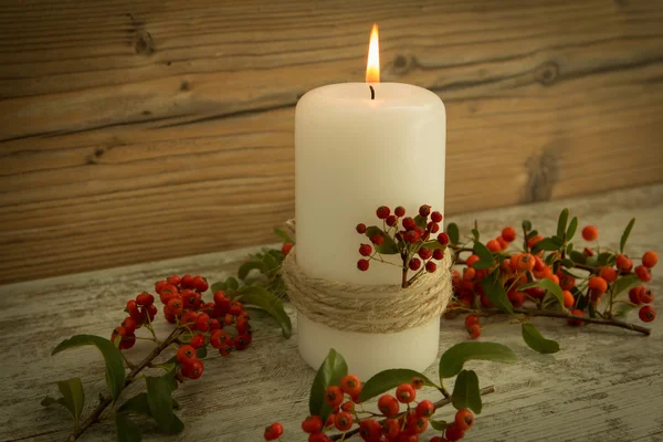 优雅的蜡烛为圣诞节装饰 — 图库照片