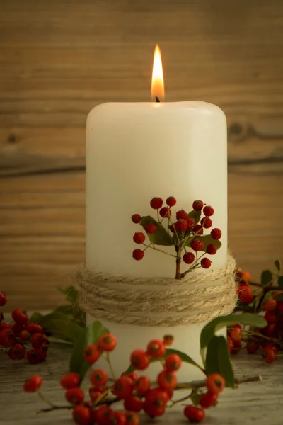 Елегантна свічка прикрашена на Різдво — стокове фото