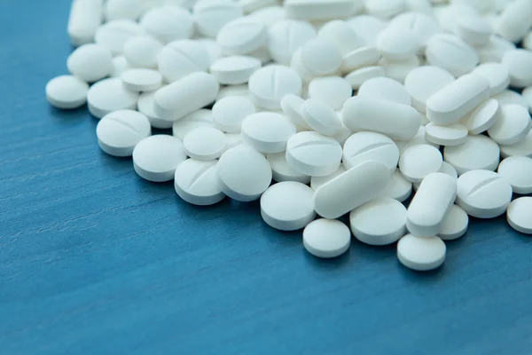 Visão superior das pílulas brancas derramadas — Fotografia de Stock