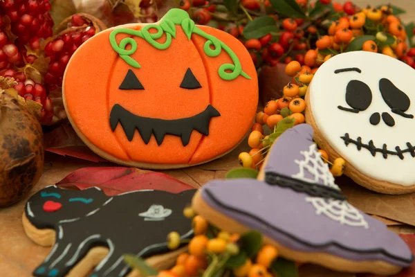 Halloween cookies i żółte owoce — Zdjęcie stockowe