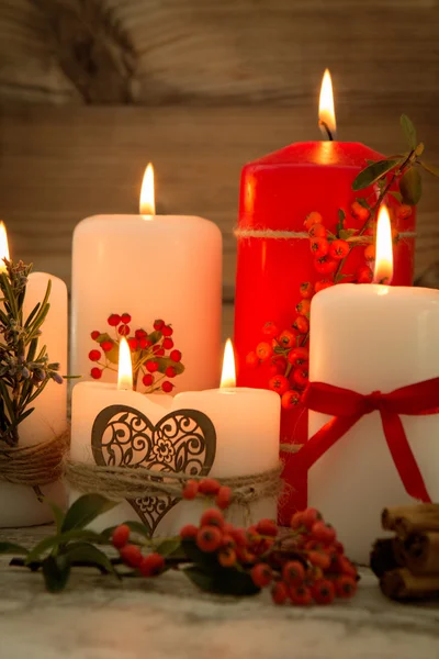 Eleganti candele decorate per Natale — Foto Stock