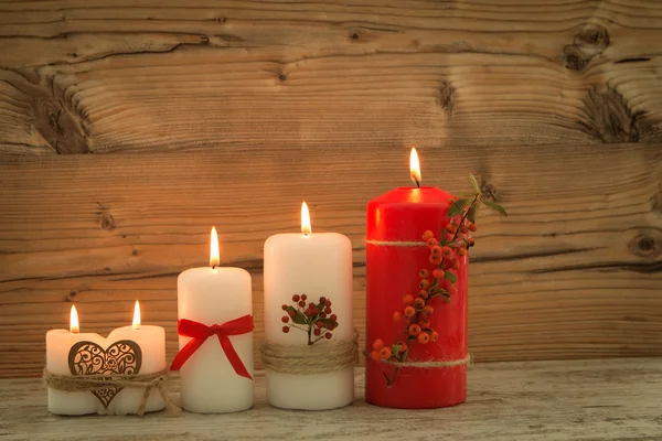 Velas elegantes decoradas para o Natal — Fotografia de Stock