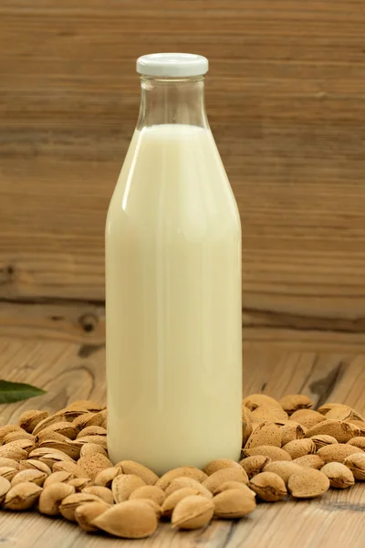 Mandlové mléko s mandlí a okolí — Stock fotografie