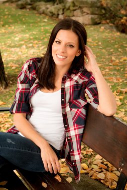 parkta oturan kadın