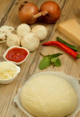 Vejetaryen pizza için malzemeler