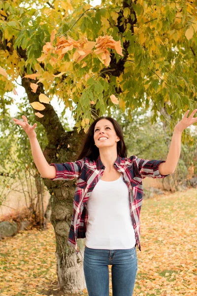 Morena relaxante no parque de outono — Fotografia de Stock