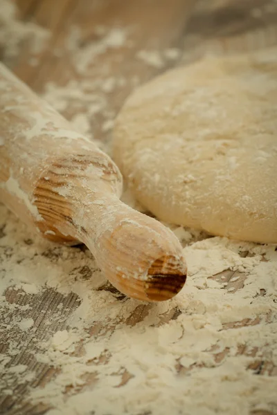 Rodillo con harina en la mesa —  Fotos de Stock
