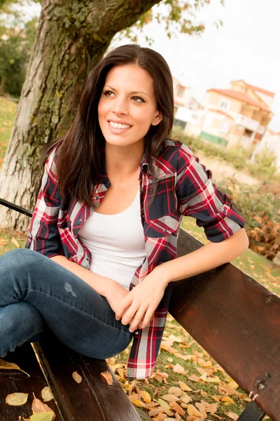 Woman sitting in park — Stock Photo, Image