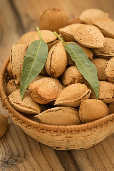 Semi di mandorla su tavola di legno — Foto Stock