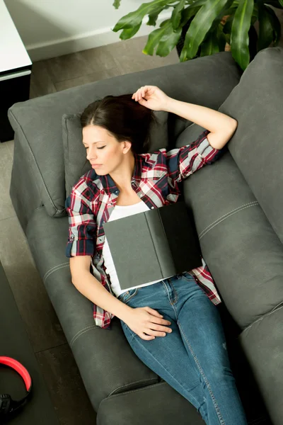 Brunette relaxing on sofa — Stock Photo, Image