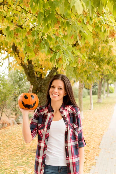 Ragazza nel parco con zucca di Halloween — Foto Stock