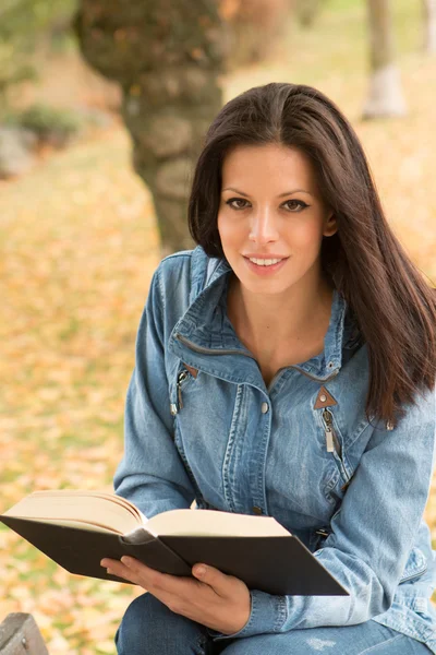 Mujer leyendo libro en el parque — Foto de Stock