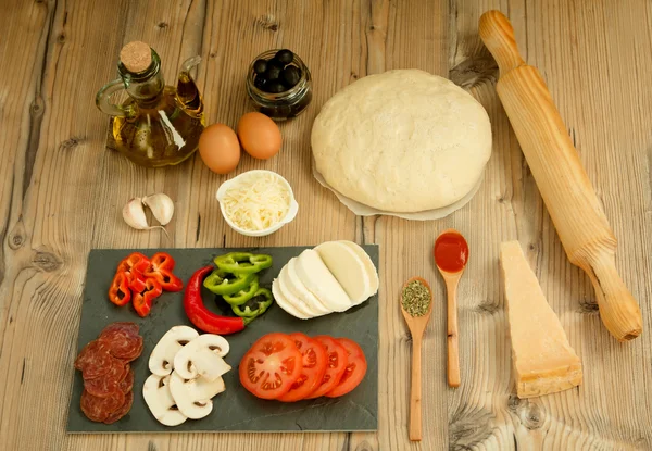 Zutaten für vegetarische Pizza — Stockfoto