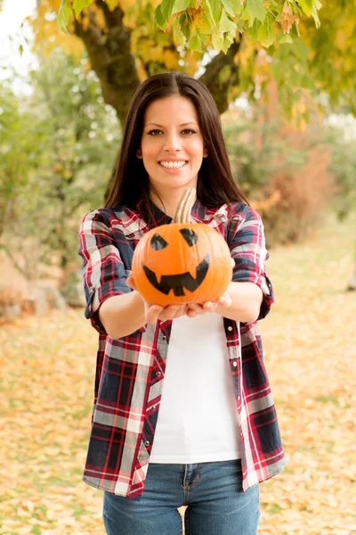 Girl in park with Halloween pumpkin — Stock fotografie