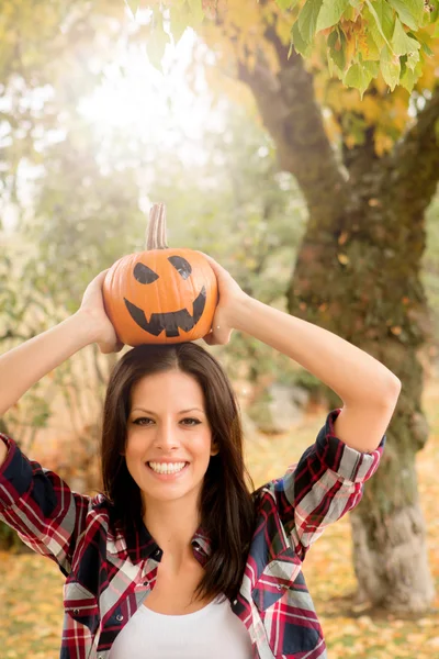 Girl in park with Halloween pumpkin — Stock fotografie