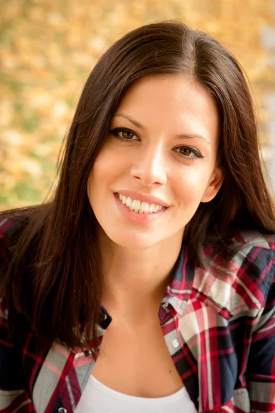 Woman sitting in park — Stock Photo, Image