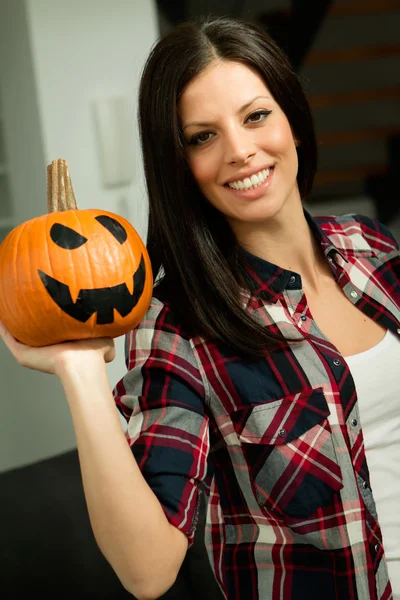 Mulher com abóbora de Halloween — Fotografia de Stock