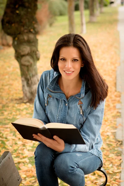 Woman reading book in park — Stock Photo, Image