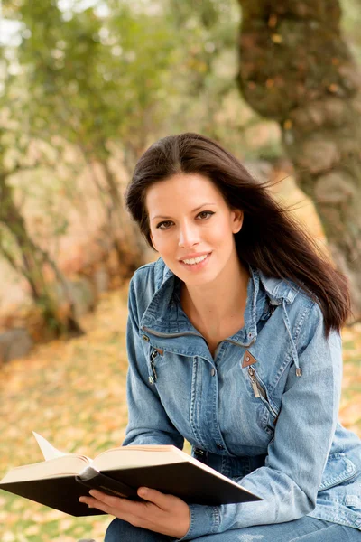 Frau liest Buch im Park — Stockfoto