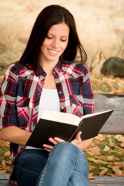 Mujer leyendo libro en el parque — Foto de Stock