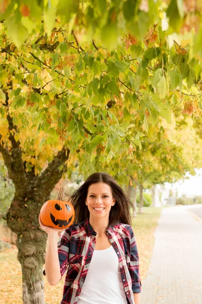 Girl in park with Halloween pumpkin — Stock fotografie