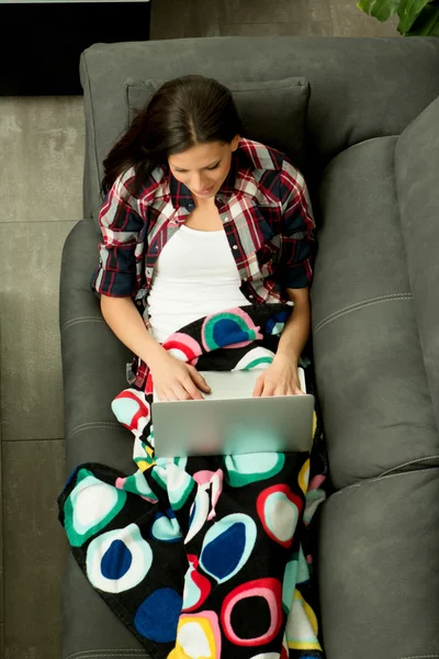 Gadis dengan laptop di sofa — Stok Foto