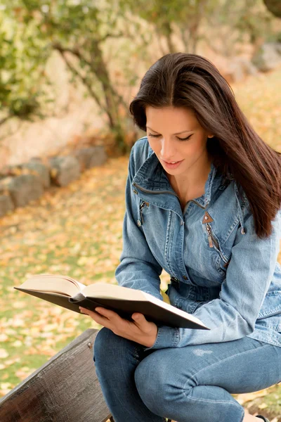 Frau liest Buch im Park — Stockfoto