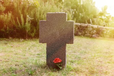 Mezarlıkta taş haç