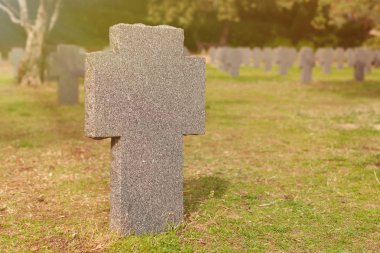 taş cementery üzerinde haçlar