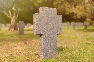 taş cementery üzerinde haçlar