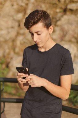 genç ile smartphone açık havada