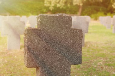 taş cementery üzerinde haçlar