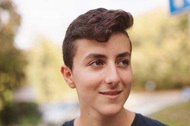 genç çocuk açık havada