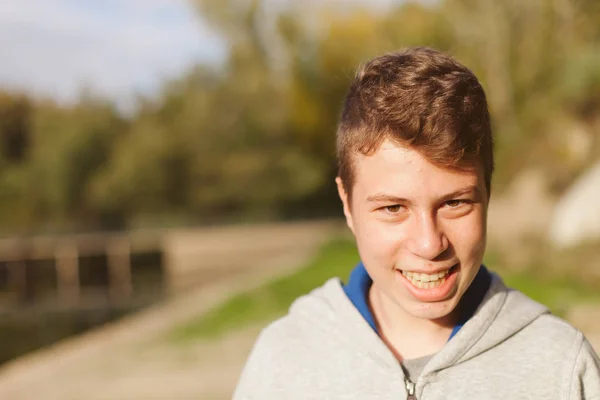 Adolescente sorrindo ao ar livre — Fotografia de Stock